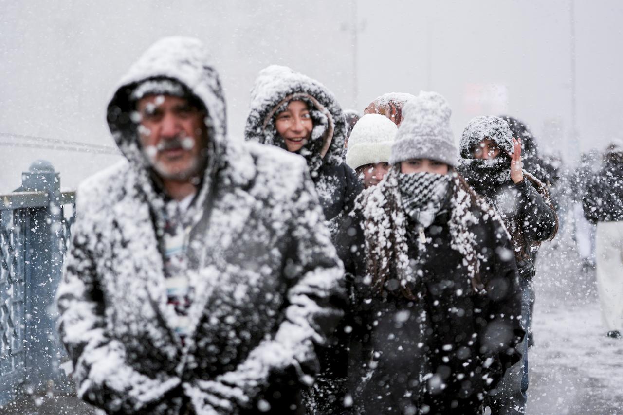 Severe winter weather shuts schools across dozens of provinces in Türkiye