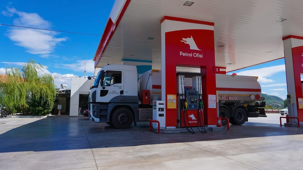 A fuel tanker parked at a Petrol Ofisi station in Marmaris, Türkiye, September 22, 2022. (Adobe Stock Photo)
