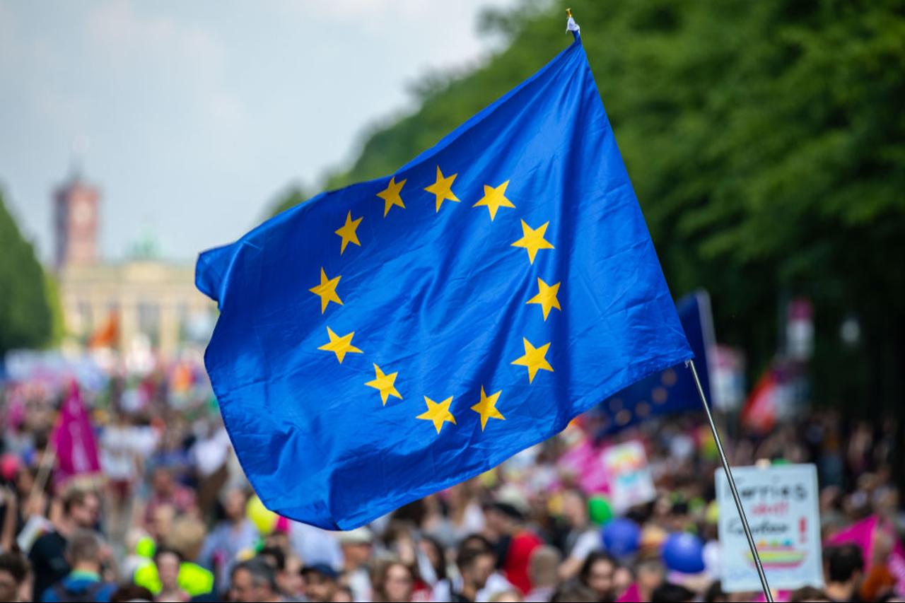 A protester waves a European Union flag during a pro-Europe demonstration "One Europe for all your voice against nationalism," in Berlin, Germany, May 19, 2019. (AFP Photo)