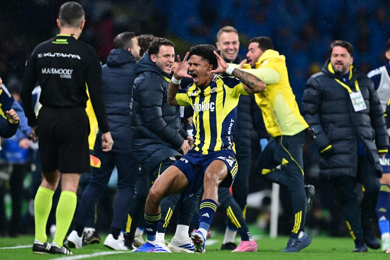 Fenerbahce claims Turkcell Super Cup with 2-0 derby victory over Galatasaray