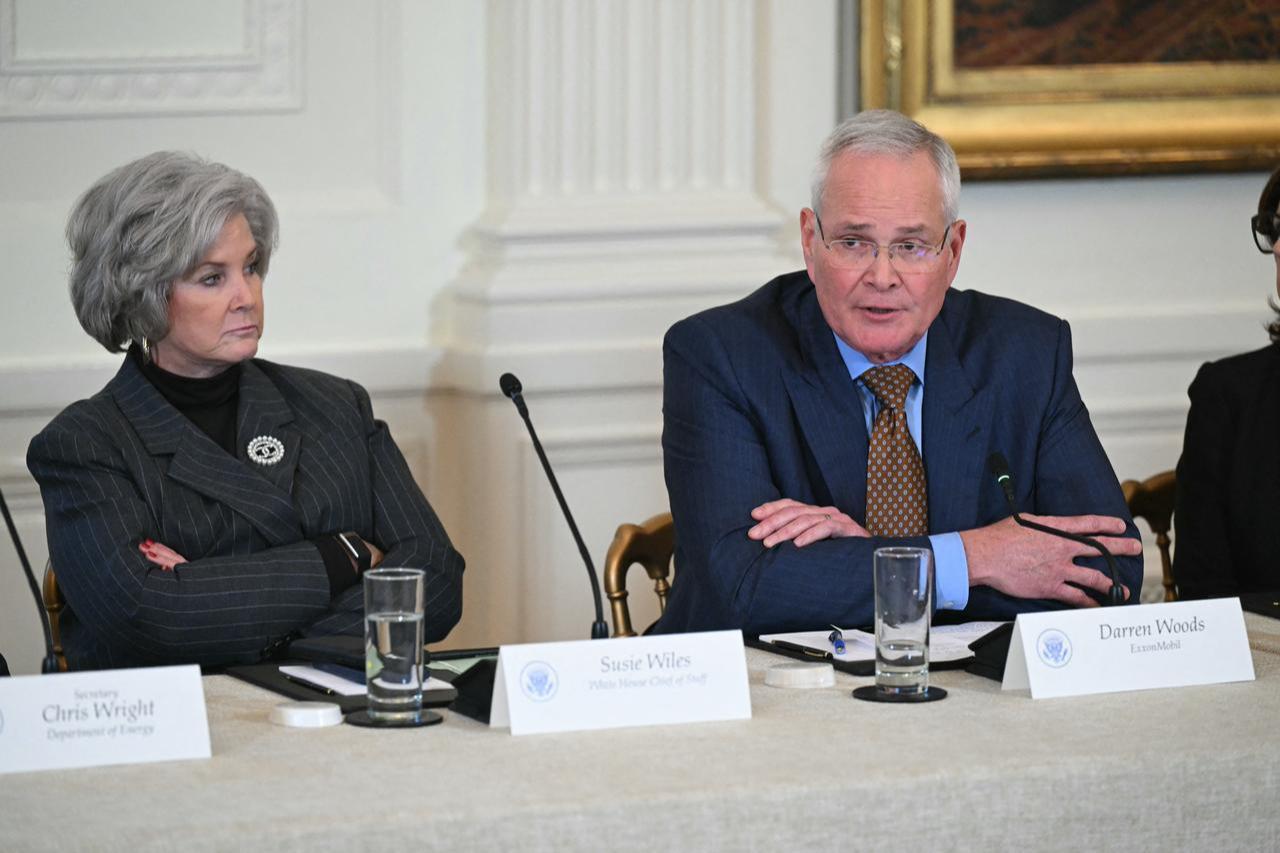 ExxonMobil CEO Darren Woods (R) speaks as White House Chief of Staff Susie Wiles during a meeting with US President Donald Trump and oil company executives in Washington, DC, Jan. 9, 2026. (AFP Photo)
