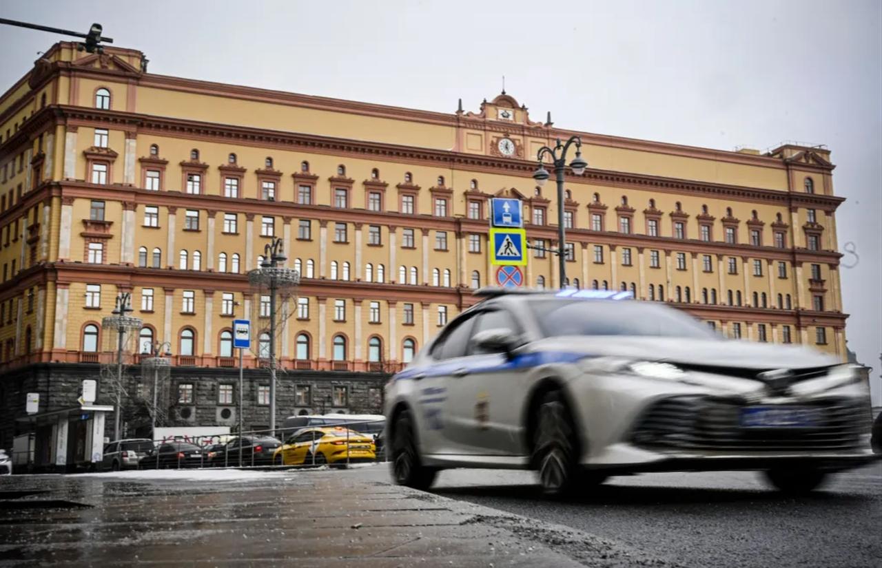 A police car goes past the headquarters of the Federal Security Service (FSB), the successor agency to the KGB, and Lubyanka Square in front of it in central Moscow on March 3, 2023. (AFP Photo)