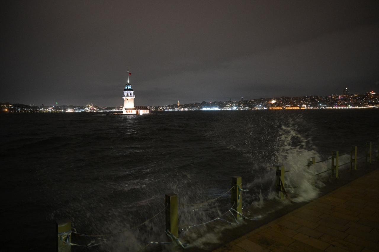 Waves crash against the shoreline in Uskudar, Istanbul, Türkiye, January 10, 2025. (AA Photo)