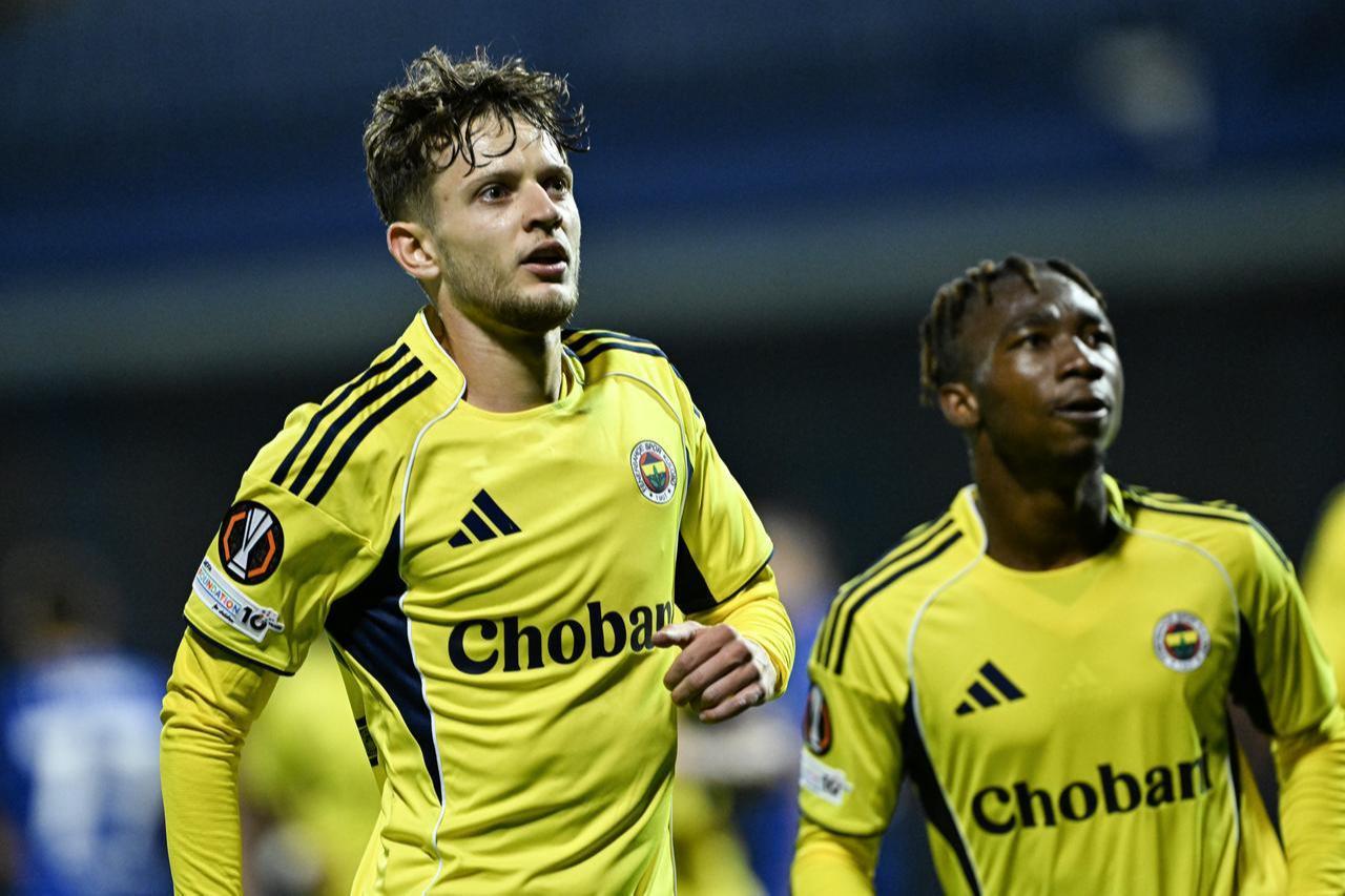 Sebastian Szymanski (L) of Fenerbahce celebrates after scoring a goal during the UEFA Europa League match between Dinamo Zagreb and Fenerbahce at Maksimir Stadium in Zagreb, Croatia, September 24, 2025. (AA Photo)