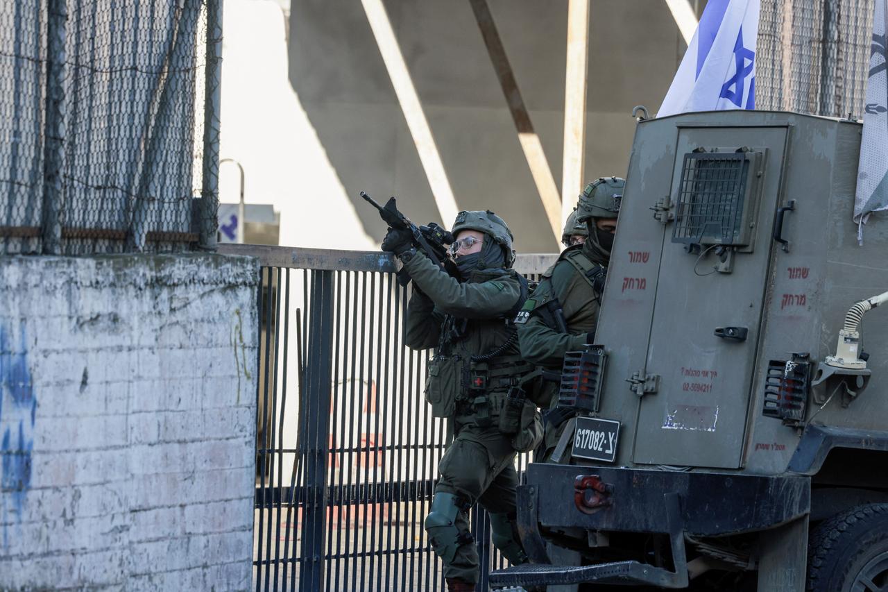 Israeli soldiers take position during a military operation, around the old city of the Israeli-occupied northern West Bank city of Nablus on January 11, 2026. (AFP Photo)