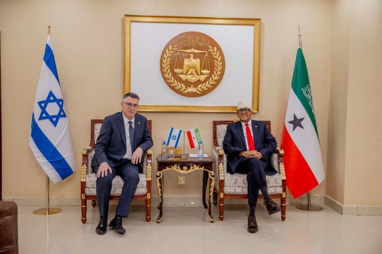 Somaliland's self-declared President Abdirahman Abdullahi Mohamed (R) posing for a photograph with Israel's Foreign Minister Gideon Saar (L) at the Presidential Palace in Hargeisa, January 6, 2026. (AFP Photo)