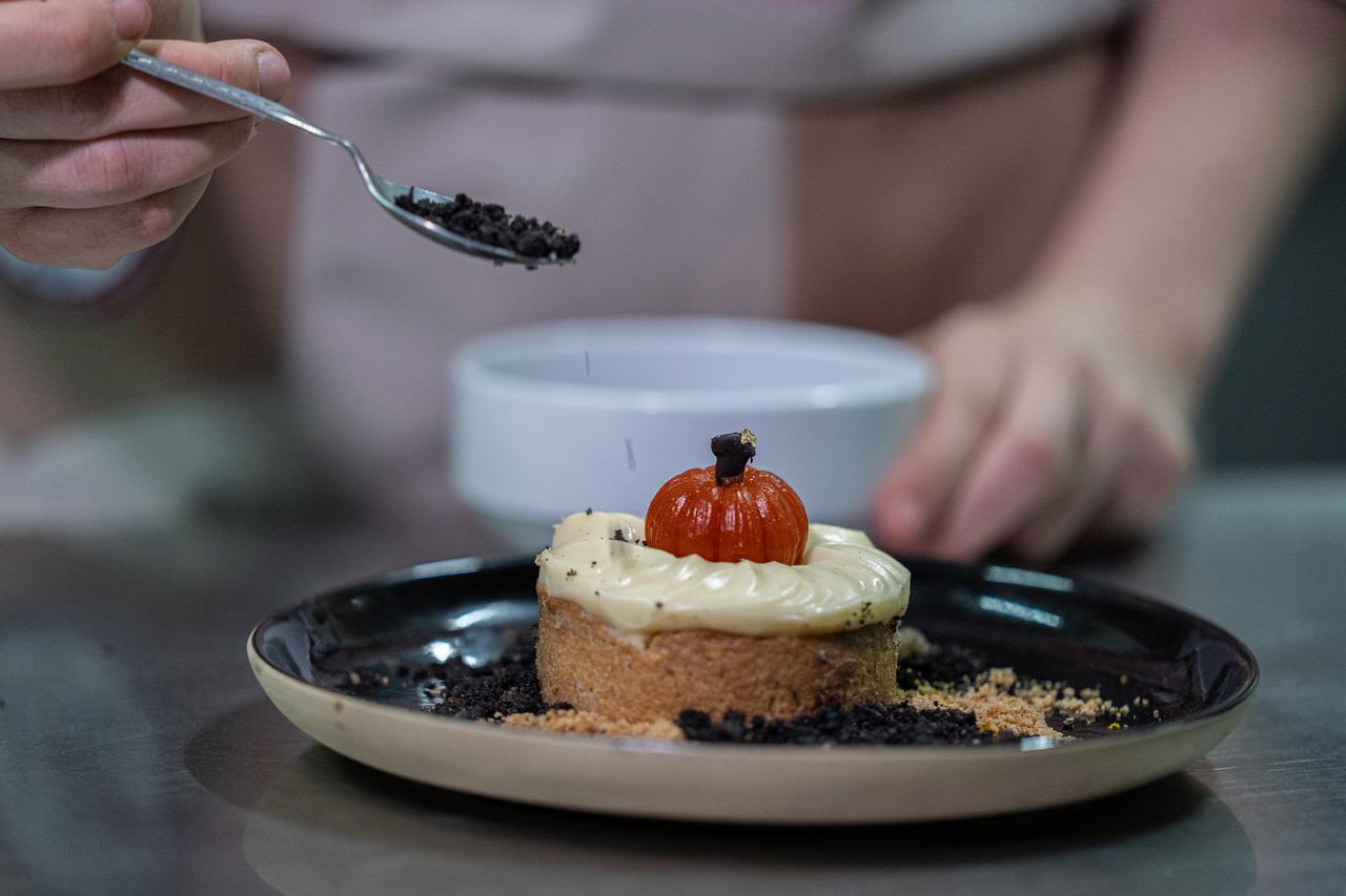 A student carefully completes the final touches on a dessert during applied culinary training at Beylikduzu Sehit Safak Evran Vocational and Technical Anatolian High School in Istanbul, Türkiye, Jan. 12, 2026. (AA Photo)