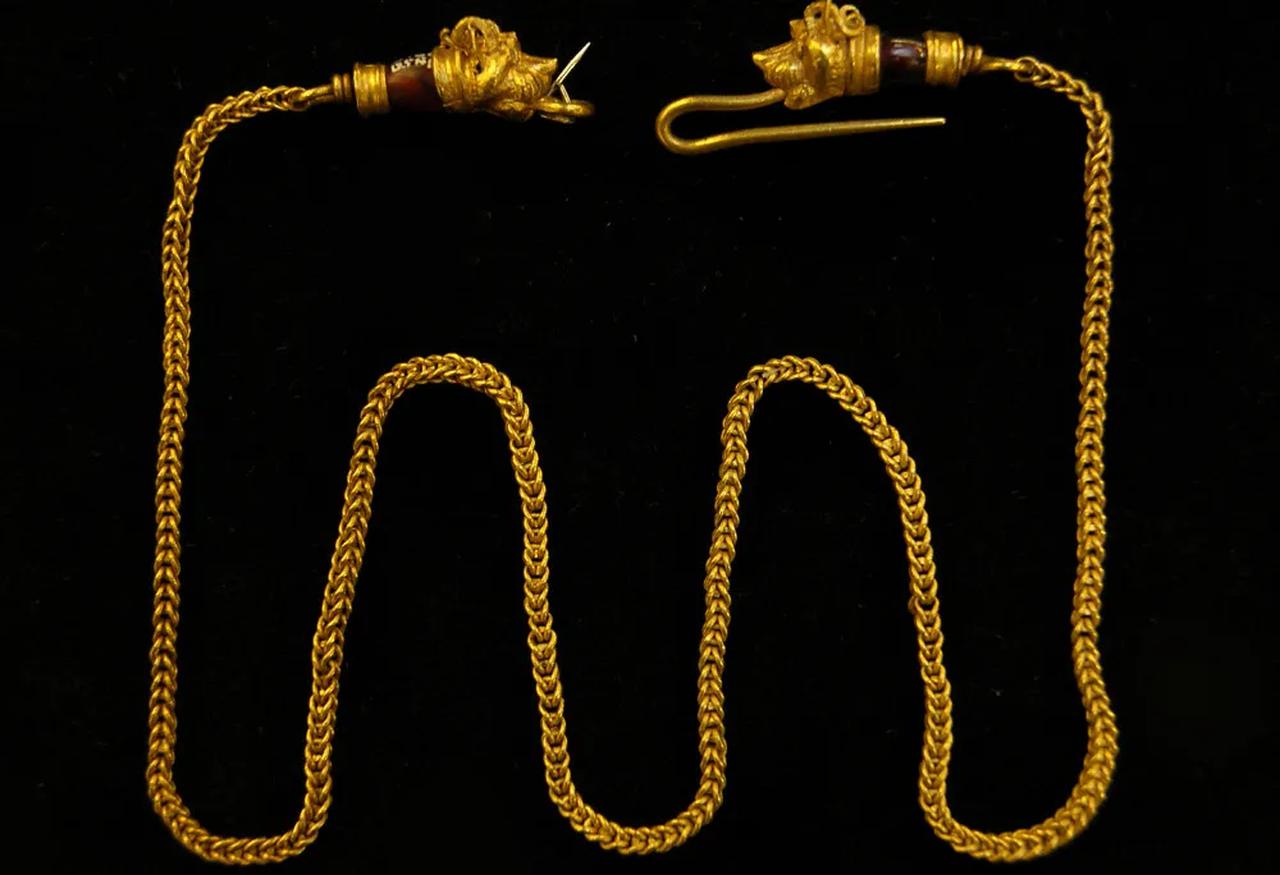 A 3rd-century BC Greek gold chain necklace similar to some of the missing objects. (Photo via British Museum)
