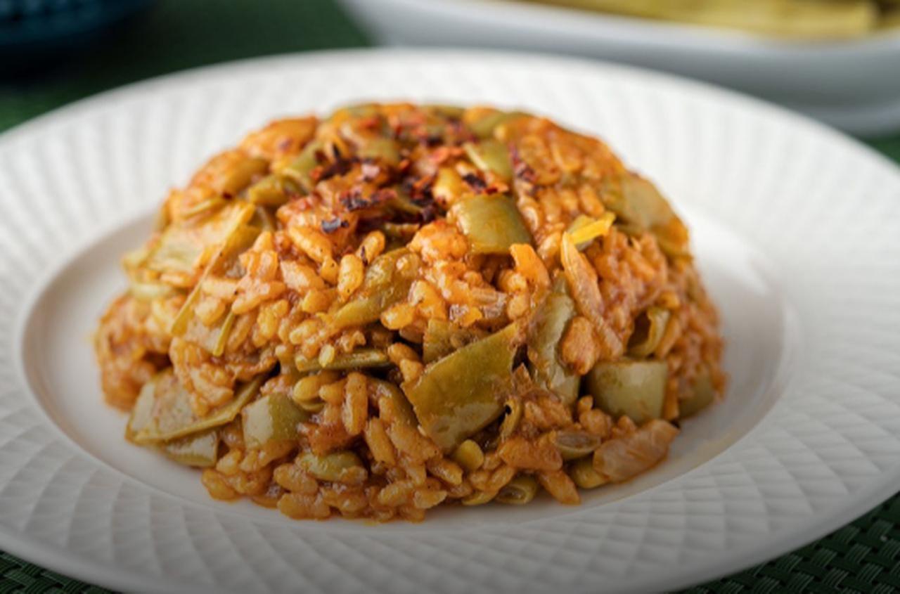 Fasulye Tursusu Diblesi, a rustic Black Sea dish that brings together pickled green beans and rice, cooked down slowly for a bold, tangy flavor. (Photo via yemek.com)