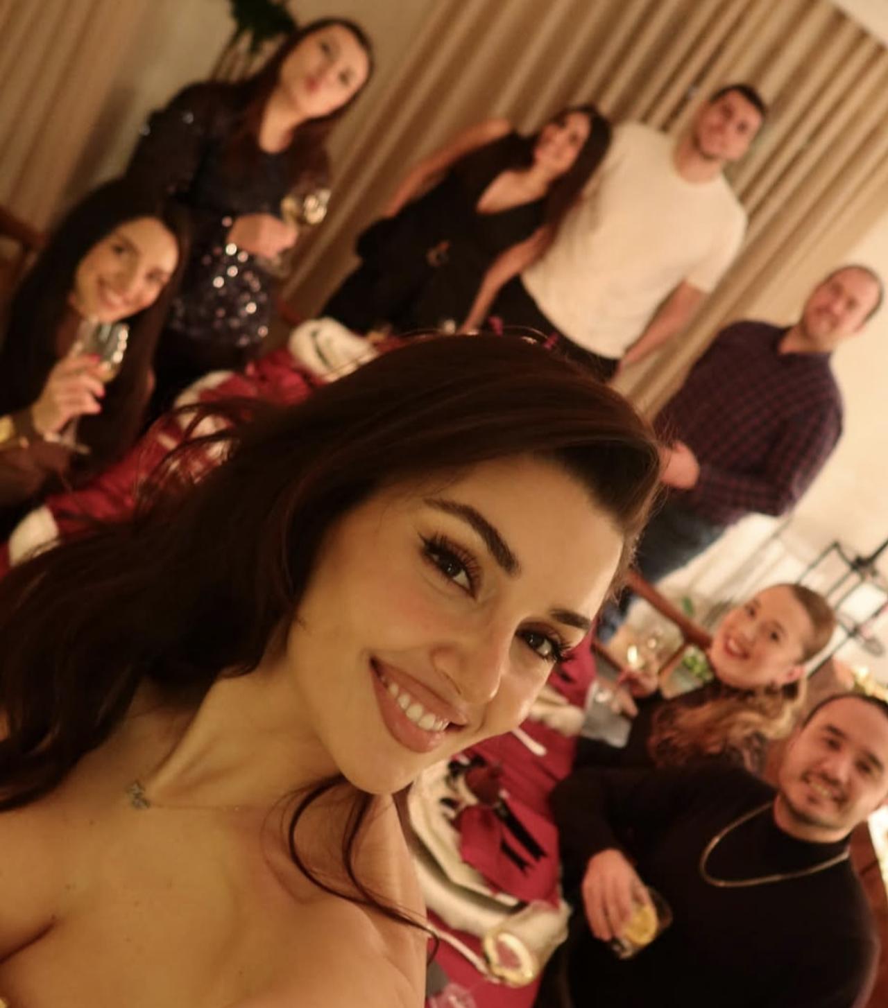 Hande Ercel takes a group selfie while celebrating the New Year at home with friends in a private setting, Jan. 1, 2026. (Photo via Instagram/@handemiyy)