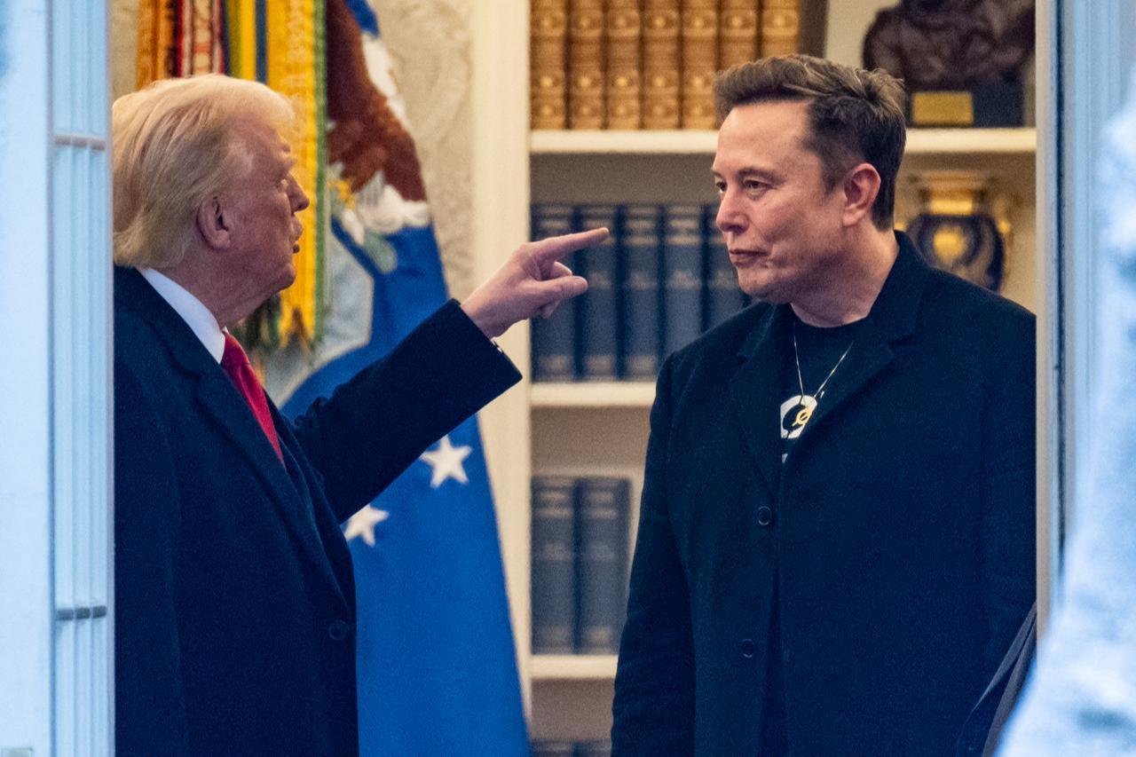 US President Donald Trump and Elon Musk (R) speak in the Oval Office before departing the White House in Washington, DC, on the way to Trumps residence at Mar-a-Lago in Palm Beach, Florida on March 14, 2025. (AFP Photo)