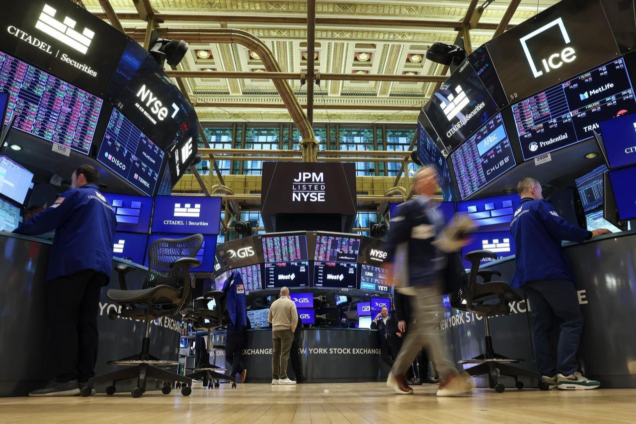Traders work on the floor of the New York Stock Exchange (NYSE) in New York, January 12, 2026. (AFP Photo)