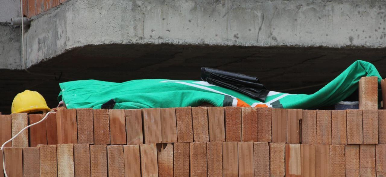 The body of a construction worker lies covered at a construction site in Adana, southern Türkiye, on Oct. 29, 2014, after he reportedly fell from the sixth floor of a building under construction. (IHA Photo)