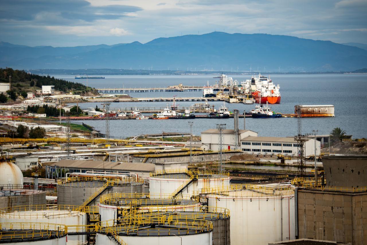 Oil storage tanks and maritime terminals at a refinery and petrochemical hub in Aliaga, Izmir, Türkiye. (Adobe Stock Photo)
