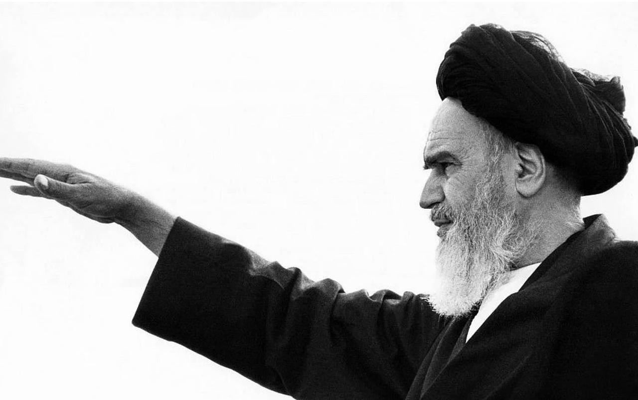 The late founder of the Islamic Revolution Ayatollah Ruhollah Khomeini salutes his followers in the Iranian capital of Tehran,on September 26, 1980 ( AFP Photo )