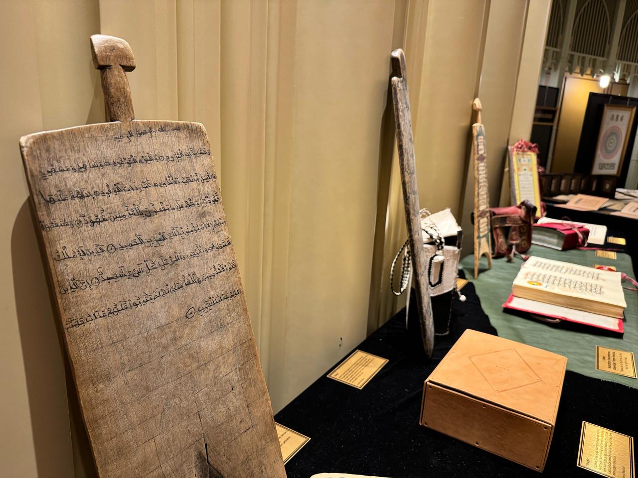 A wooden “loh” board traditionally used for Quran memorization is displayed at the Taksim Mosque Culture and Arts Center in Istanbul, Türkiye, Jan. 15, 2026. (AA Photo)