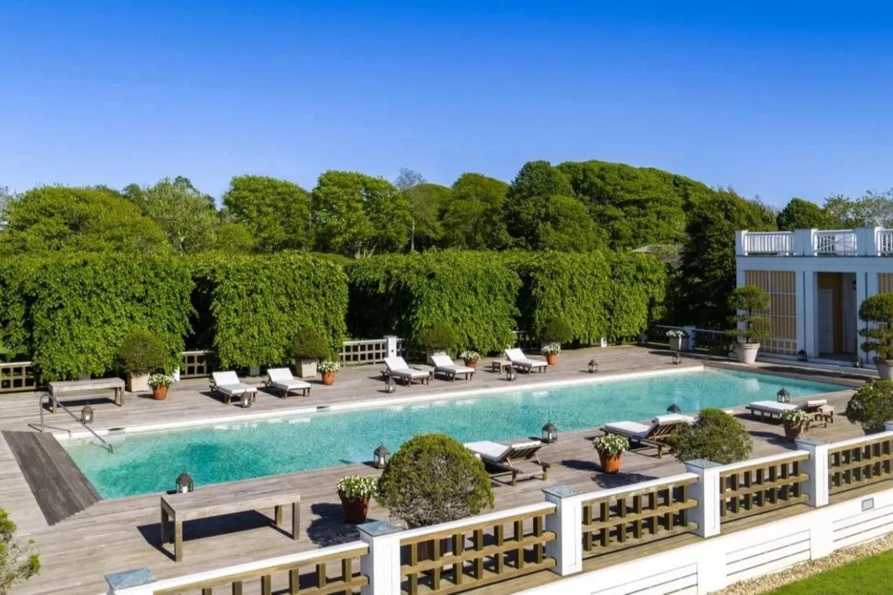 The outdoor pool and terrace area at Ahmet and Mica Ertegun’s Southampton mansion in New York, United States, January 15, 2026. (Courtesy of Patronlar Dunyasi)