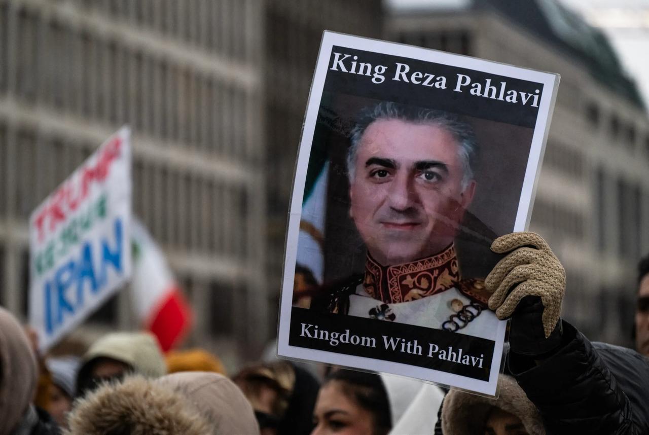 Reza Pahlavi becomes central figure as many protesters chant that they want the “shah” back, Tehran, Iran, January 2025. (AFP Photo)