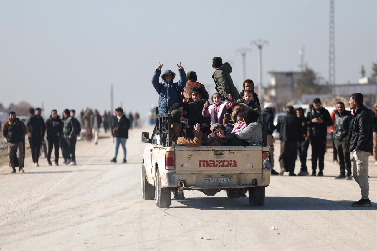 Syrians fleeing a zone between Syrian government forces and Kurdish SDF-controlled areas west of the Euphrates arrive in the government-controlled northern town of Humaymah, Syria on Jan. 15, 2026. (AFP Photo)