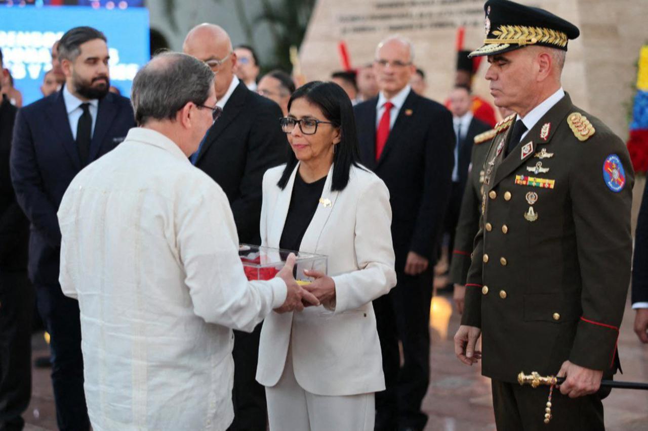 Venezuelas interim President Delcy Rodriguez (C) and Venezuelan Defense Minister Vladimir Padrino (R) greeting security personnel during an honoring ceremony for Venezuelan and Cuban military and security personnel, Caracas, Venezuela, Jan. 8, 2026. (AFP Photo)