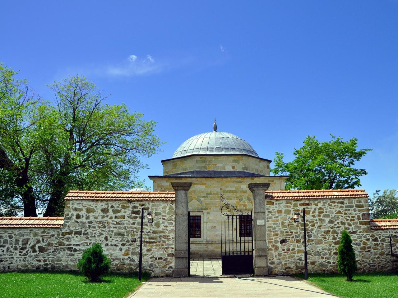 A view of the Tomb of Murad I, a mausoleum (turbe), in Prishtina, Kosovo. (Image via Türkiye daily)
