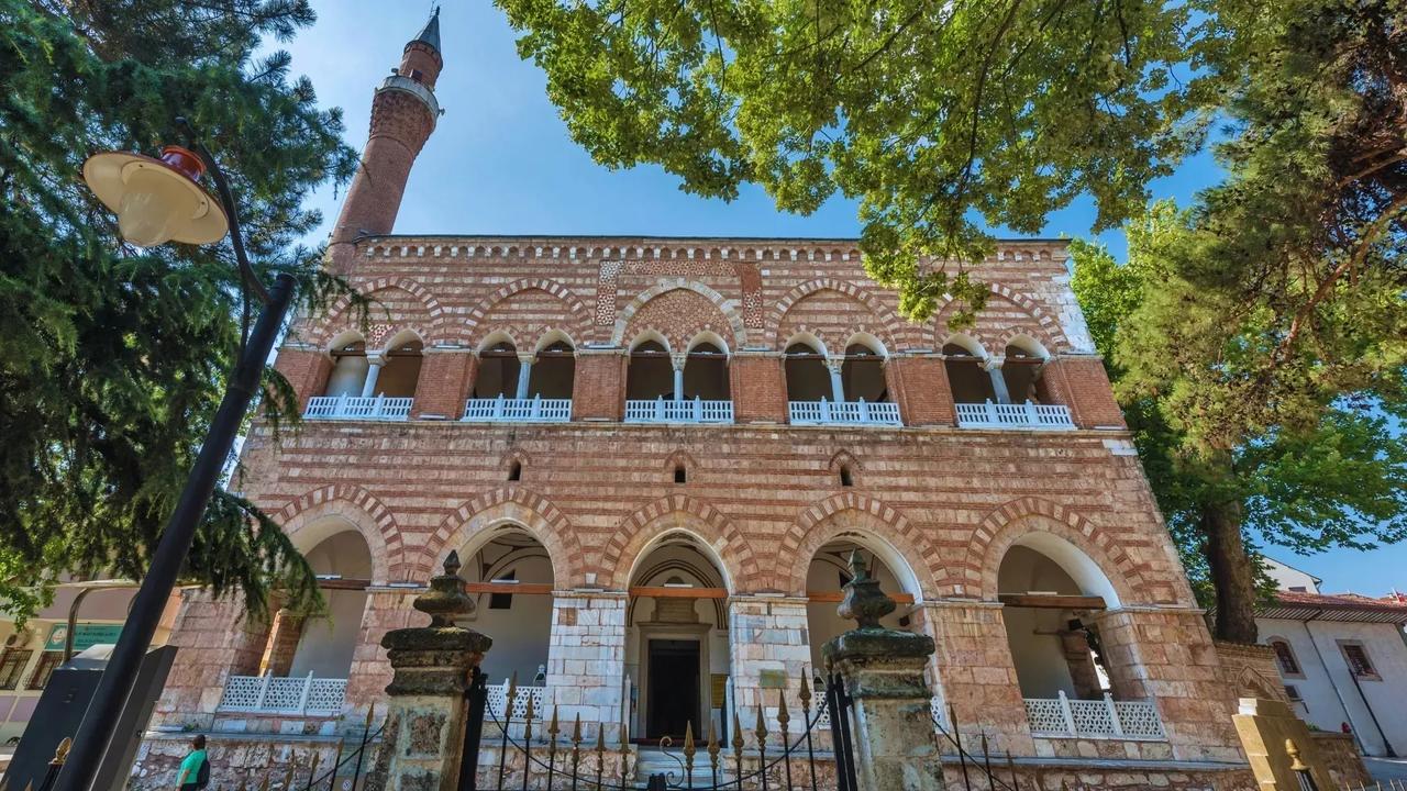 The Hudavendigar Mosque in Bursa, built in the late 14th century, stands as a unique example of early Ottoman architecture combining a mosque and madrasa within the same structure. (Photo via Bursa Metropolitan Municipality)