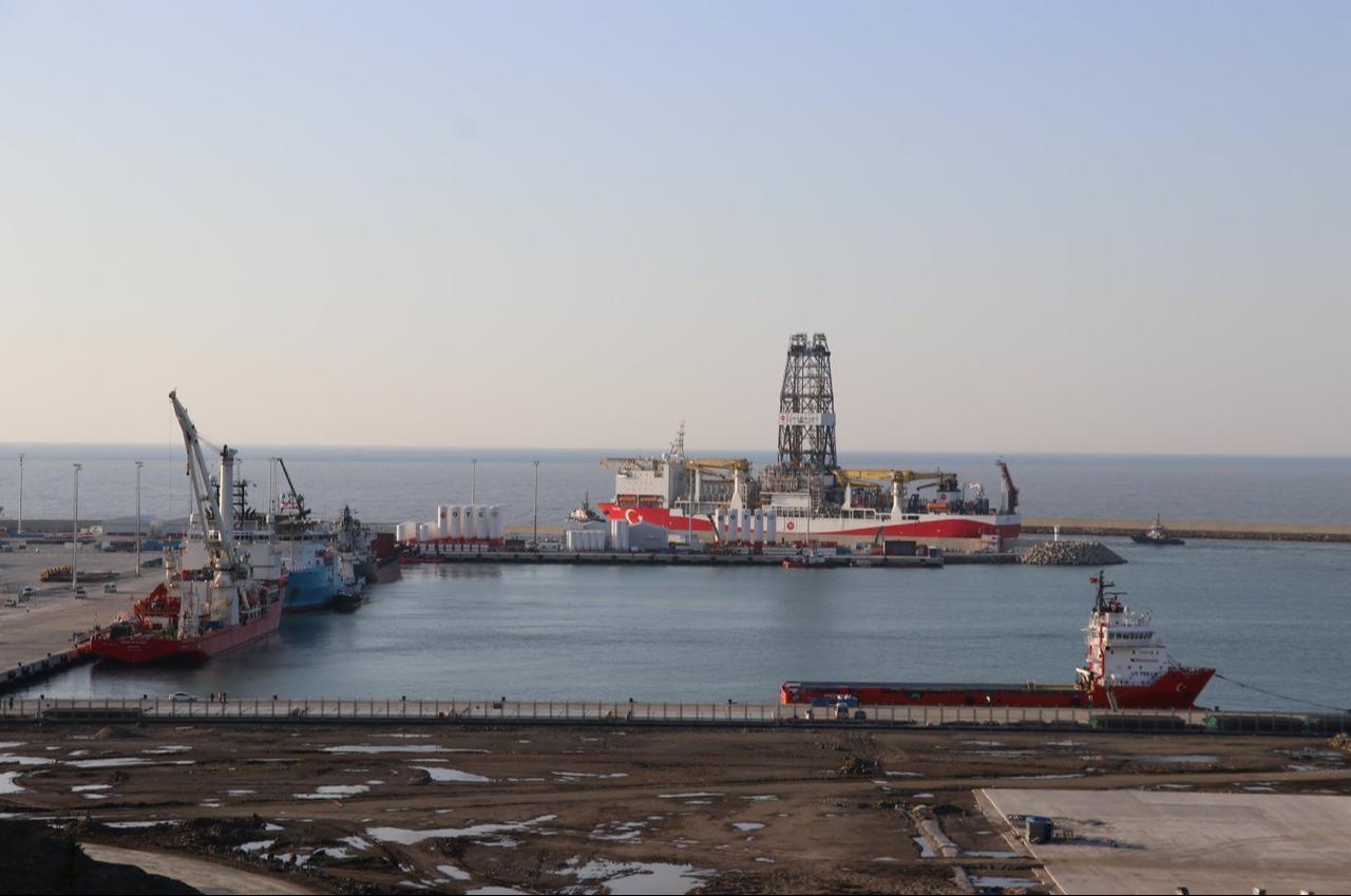 Türkiye's Yavuz drill ship is seen at the Port of Filyos in Sakarya, Türkiye, April 10, 2022 (AA Photo)