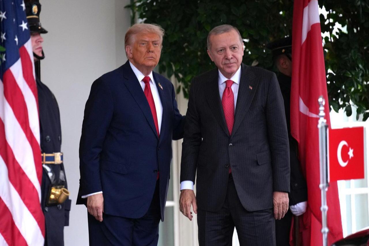 U.S. President Donald Trump (L) greets President Recep Tayyip Erdogan outside the West Wing as he arrives at the White House on Sept. 25, 2025 in Washington, DC. (AFP Photo)