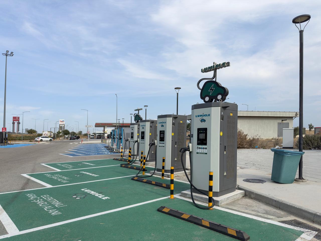 Electric vehicle charging station near a highway in Bursa, Türkiye, August 27, 2025. (Adobe Stock Photo)