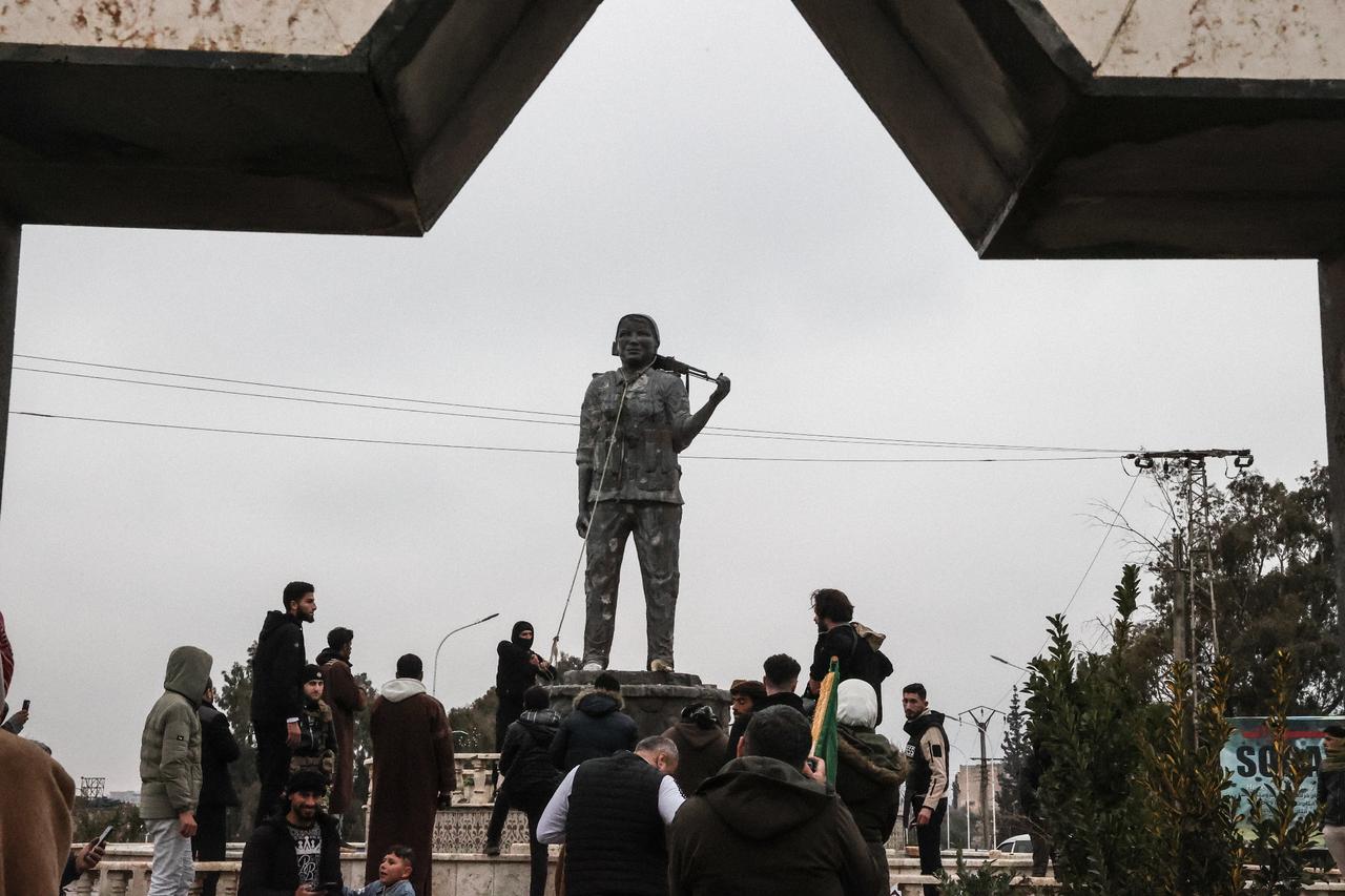 Syria's Raqqa city center largely cleared of SDF after local uprising