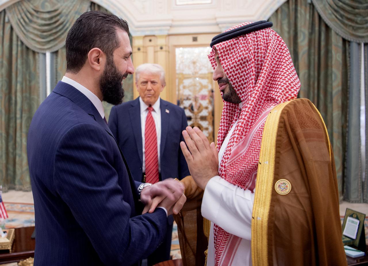 Saudi Crown Prince Mohammed bin Salman (R) greeting Syrias interim president Ahmed al-Sharaa as US President Donald Trump looks on, in Riyadh on May 14, 2025. (AFP Photo)