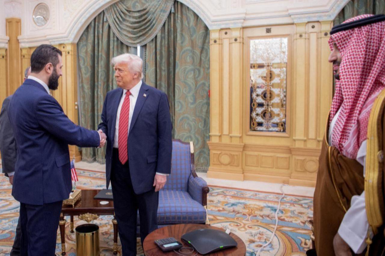 A handout picture provided by the Saudi Royal Palace shows Saudi Crown Prince Mohammed bin Salman (R) watching as U.S. President Donald Trump (C) shakes hands with Syrias interim president Ahmed al-Sharaa in Riyadh on May 14, 2025. (AFP Photo)