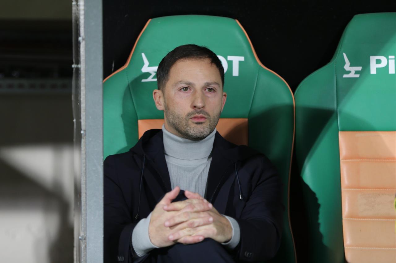 Fenerbahce stays unbeaten as Tedesco reaches rare 61-year milestone