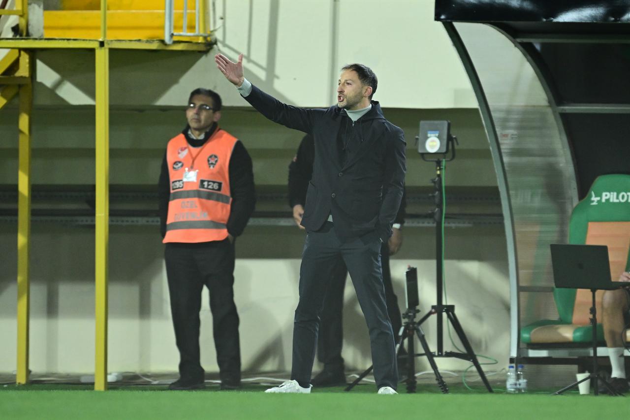 Head coach of Fenerbahce, Domenico Tedesco (R) reacts during the Turkish Super Lig week 18 football match between Corendon Alanyaspor and Fenerbahce at Alanya Oba Stadium, in Antalya, Türkiye, Jan. 18, 2026. (AA Photo)