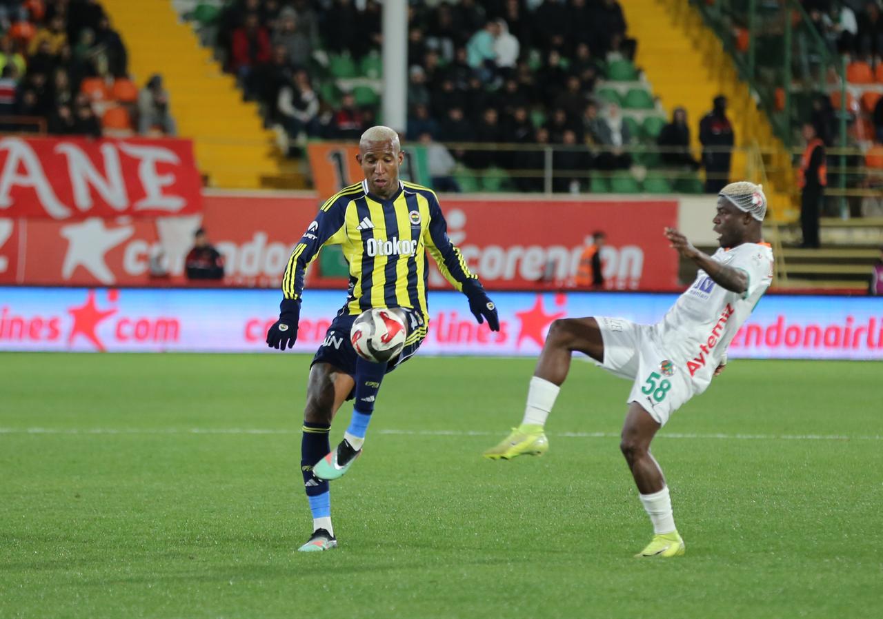 Head coach of Fenerbahce, Domenico Tedesco (R) reacts during the Turkish Super Lig week 18 football match between Corendon Alanyaspor and Fenerbahce at Alanya Oba Stadium, in Antalya, Türkiye, Jan. 18, 2026. (AA Photo)