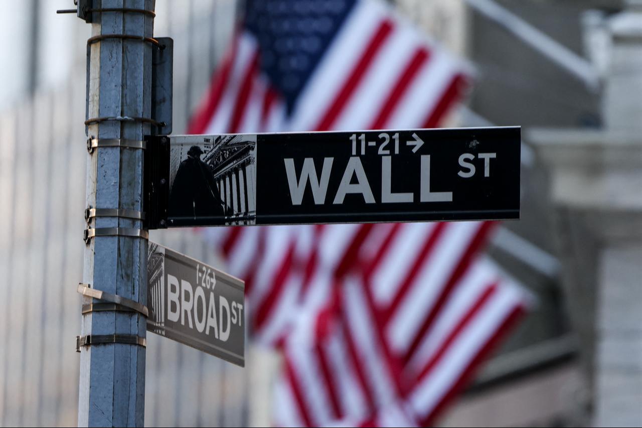 A Wall Street sign hangs near the New York Stock Exchange (NYSE) in New York, January 12, 2026. (AFP Photo)