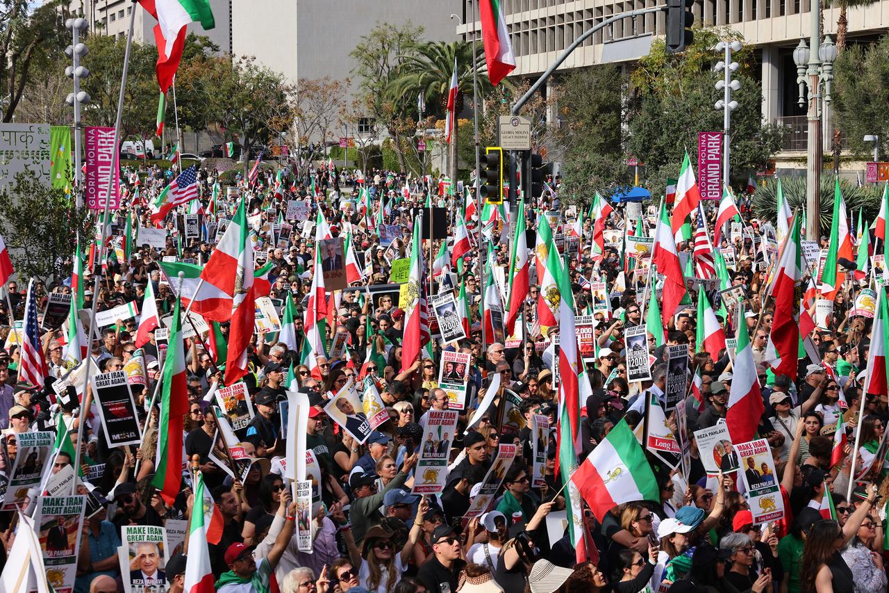 Protesters hold flags and placards during a rally in solidarity with protesters in Iran, in Los Angeles, US on Jan. 18, 2026. (AFP Photo)