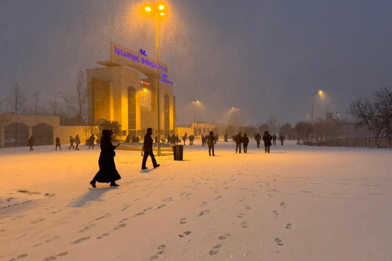 Istanbul hit by heavy snowfall, authorities impose traffic restrictions
