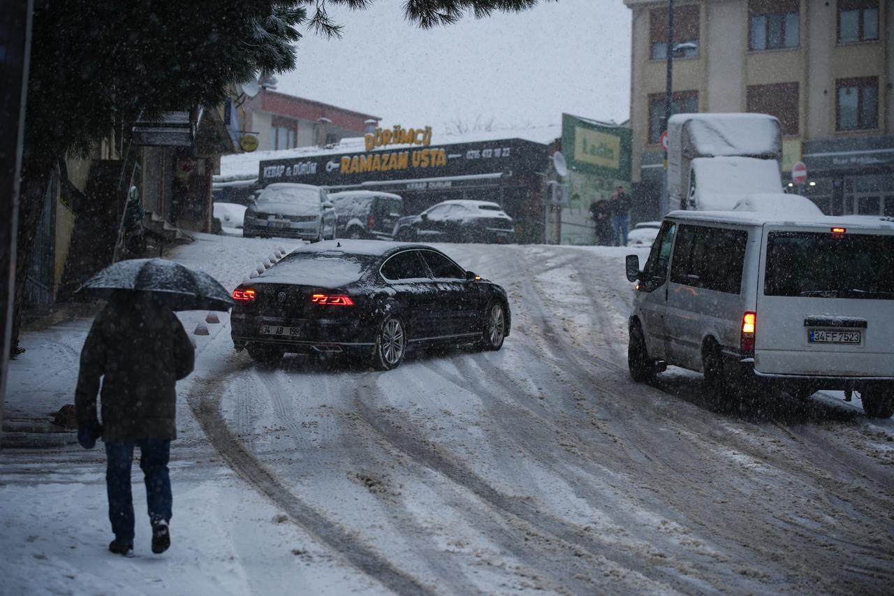 Snowfall brings winter feel back to Istanbul