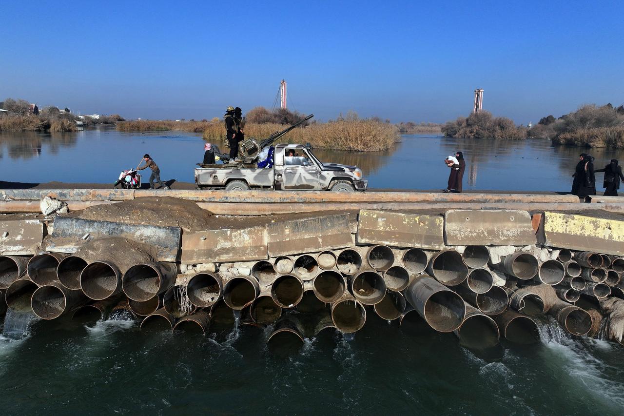 Syrian government forces cross the Euphrates River as they deploy in the province of Deir ez-Zor, eastern Syria on January 19, 2026. (AFP Photo)