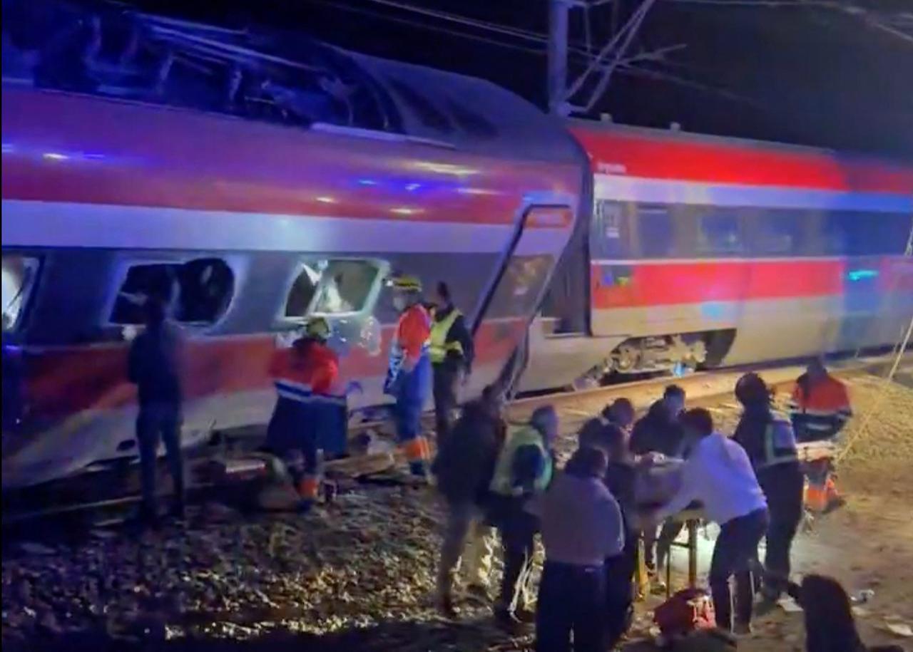 This video grab taken from UGC images shows emergency personnel working after a train accident in Adamuz, southern Spain, Jan. 18, 2026. (Photo by -UGC/@eleanorinthesky (via X)/AFP)