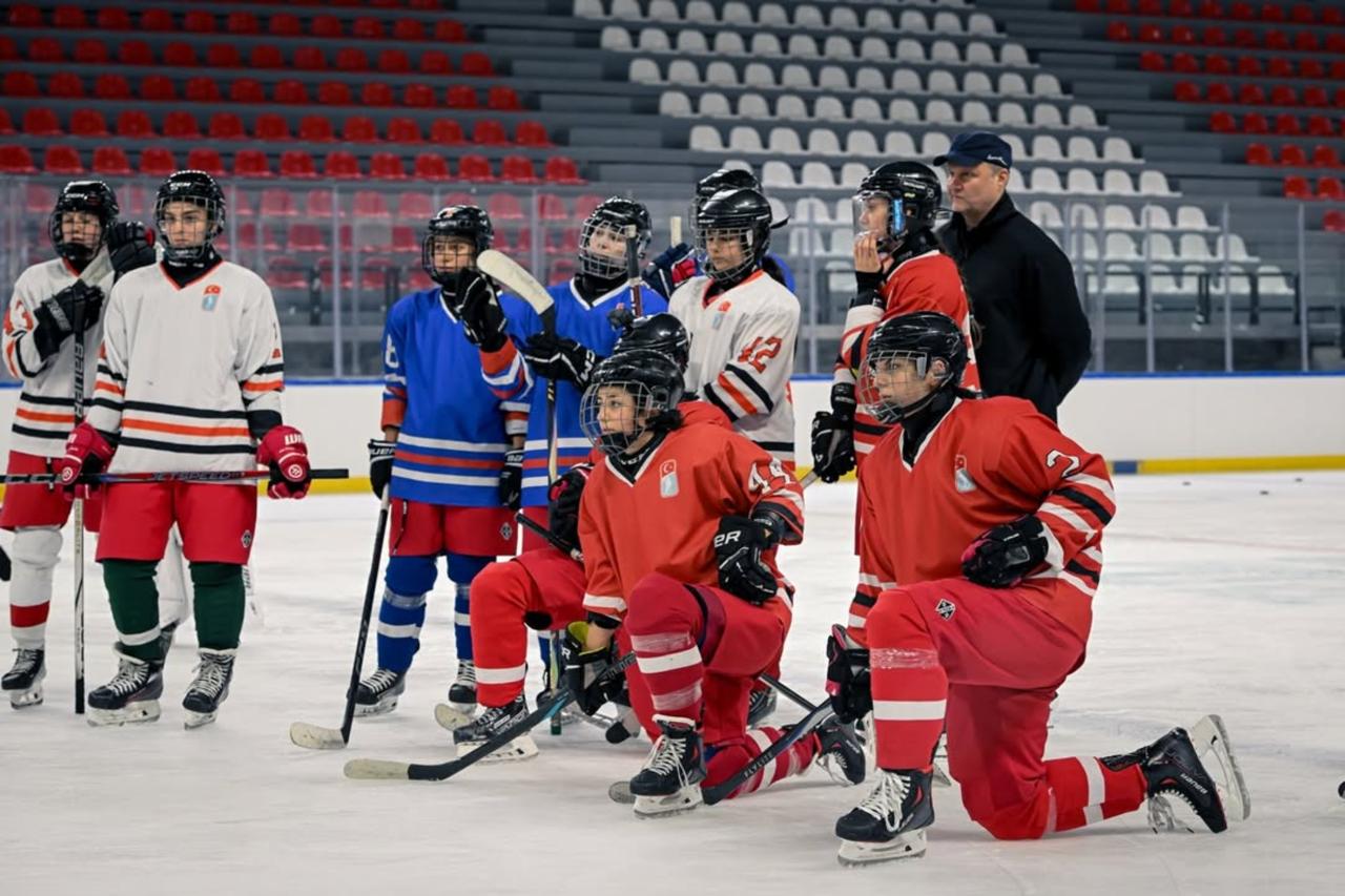 Türkiye's U18 women’s ice hockey team opens World Championship in Istanbul
