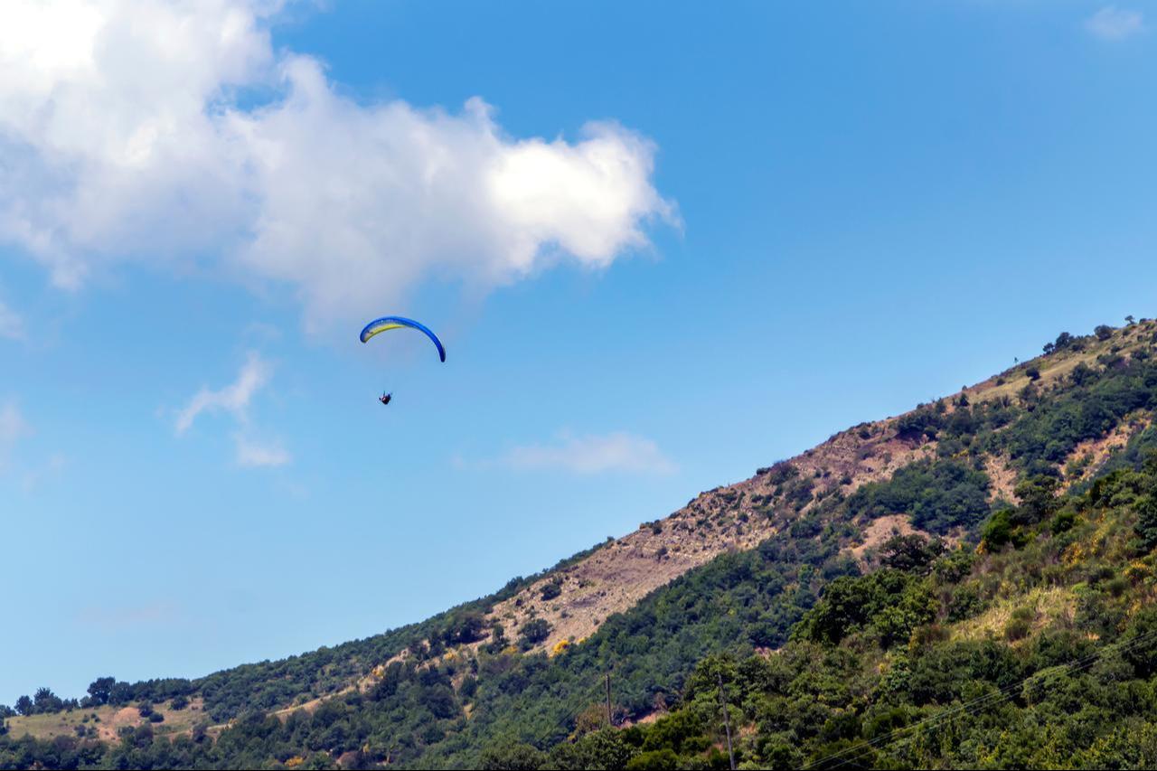 Visitors experience paragliding above Ucmakdere, benefiting from favorable wind conditions and scenic sea-to-mountain views. (Adobe Stock Photo)