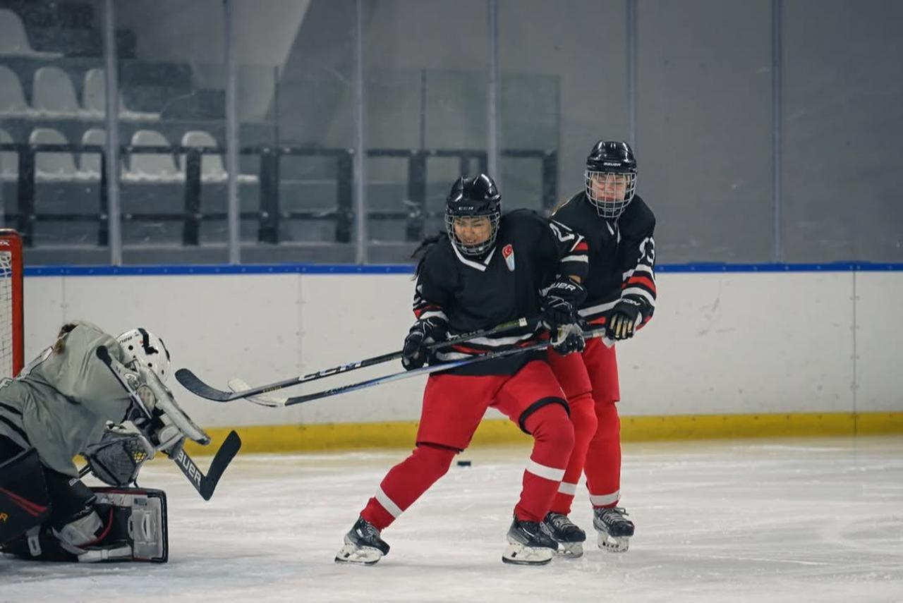 Türkiye U18 women’s ice hockey team practices before World Championship on home ice in Istanbul, Türkiye, January 17, 2026. (Photo via Instagram / @tbhforgtr)