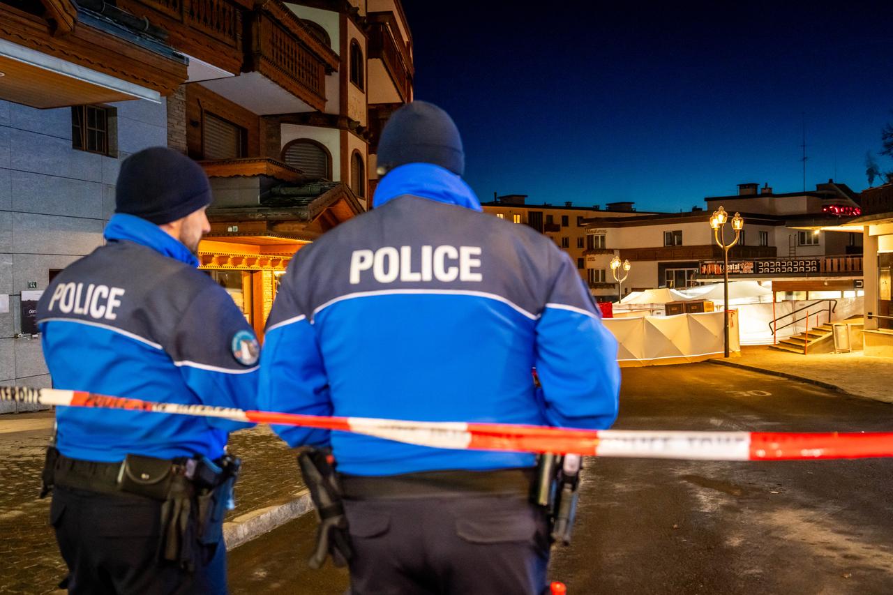 Police control access to the street where a fire ripped through a crowded bar during New Year's Eve celebrations in the Alpine ski resort town of Crans-Montana, Jan. 1, 2026. (AFP Photo)