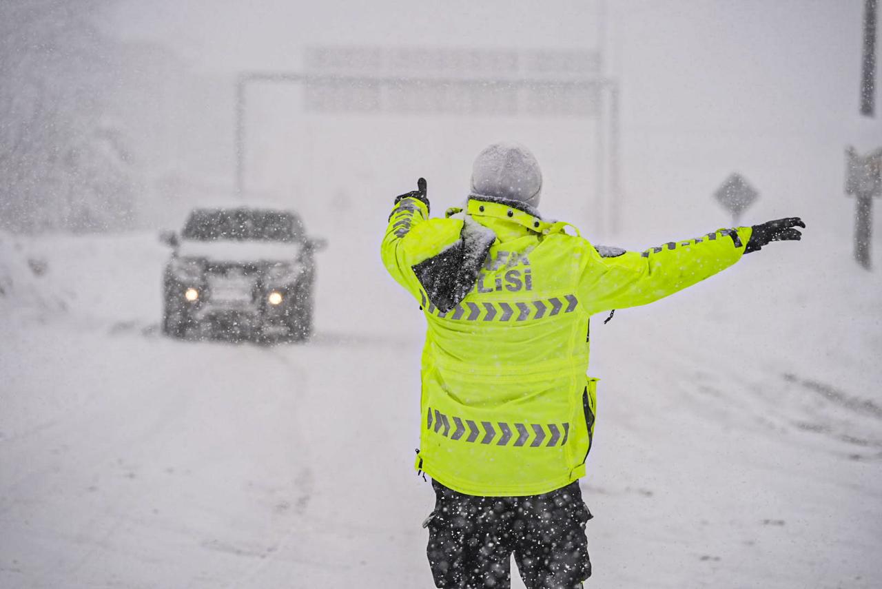 A traffic police officer on duty as snowfall affects traffic in Bolu, Türkiye. (AA Photo)