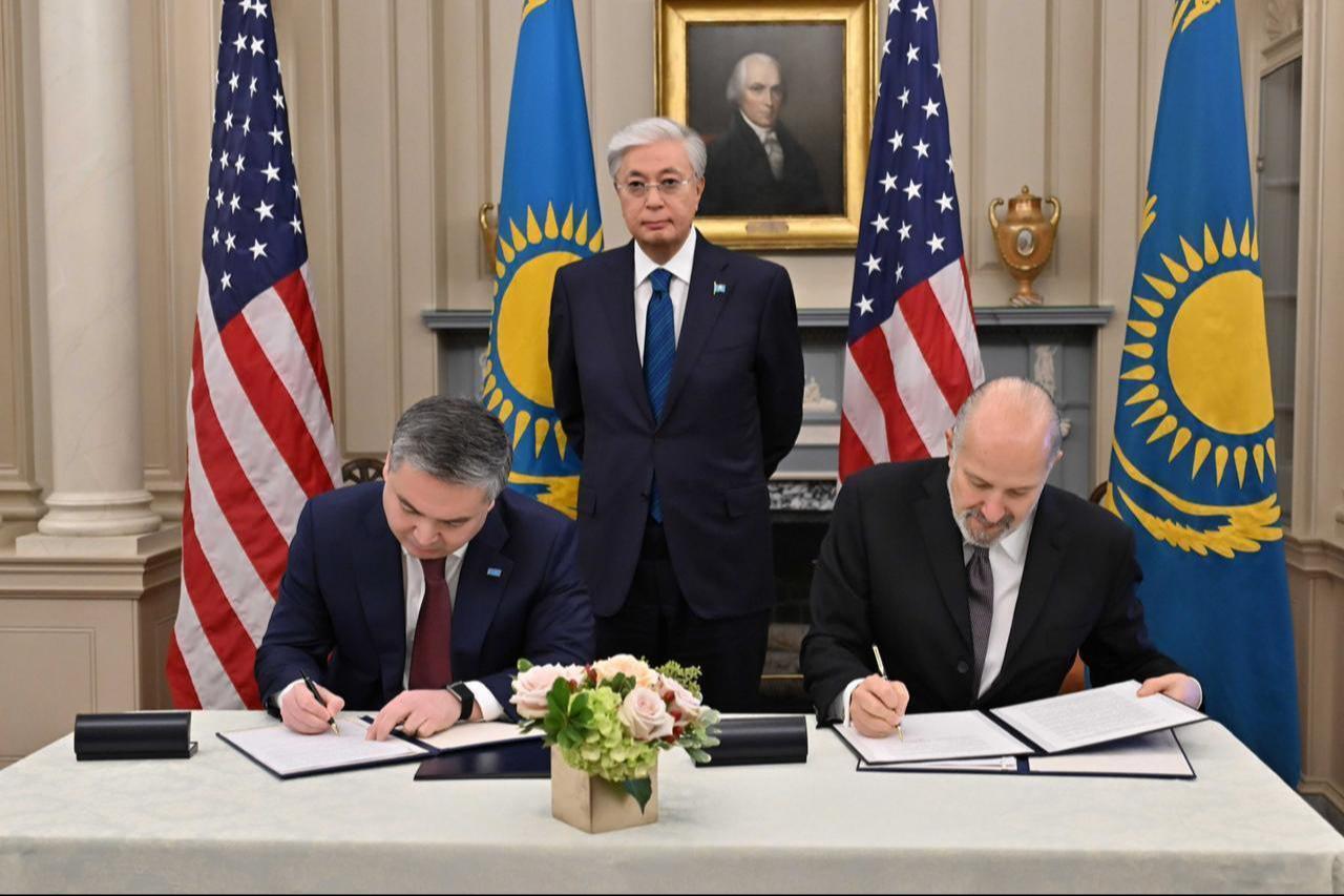 Kazakhstan’s Minister of Industry and Construction, Yersayin Nagaspayev (L), and US Secretary of Commerce, Howard Lutnick (R), sign a Memorandum of Understanding in the presence of President Kassym-Jomart Tokayev (C) in Washington, DC, on Nov. 6, 2025. (Photo via X/aqorda_press)