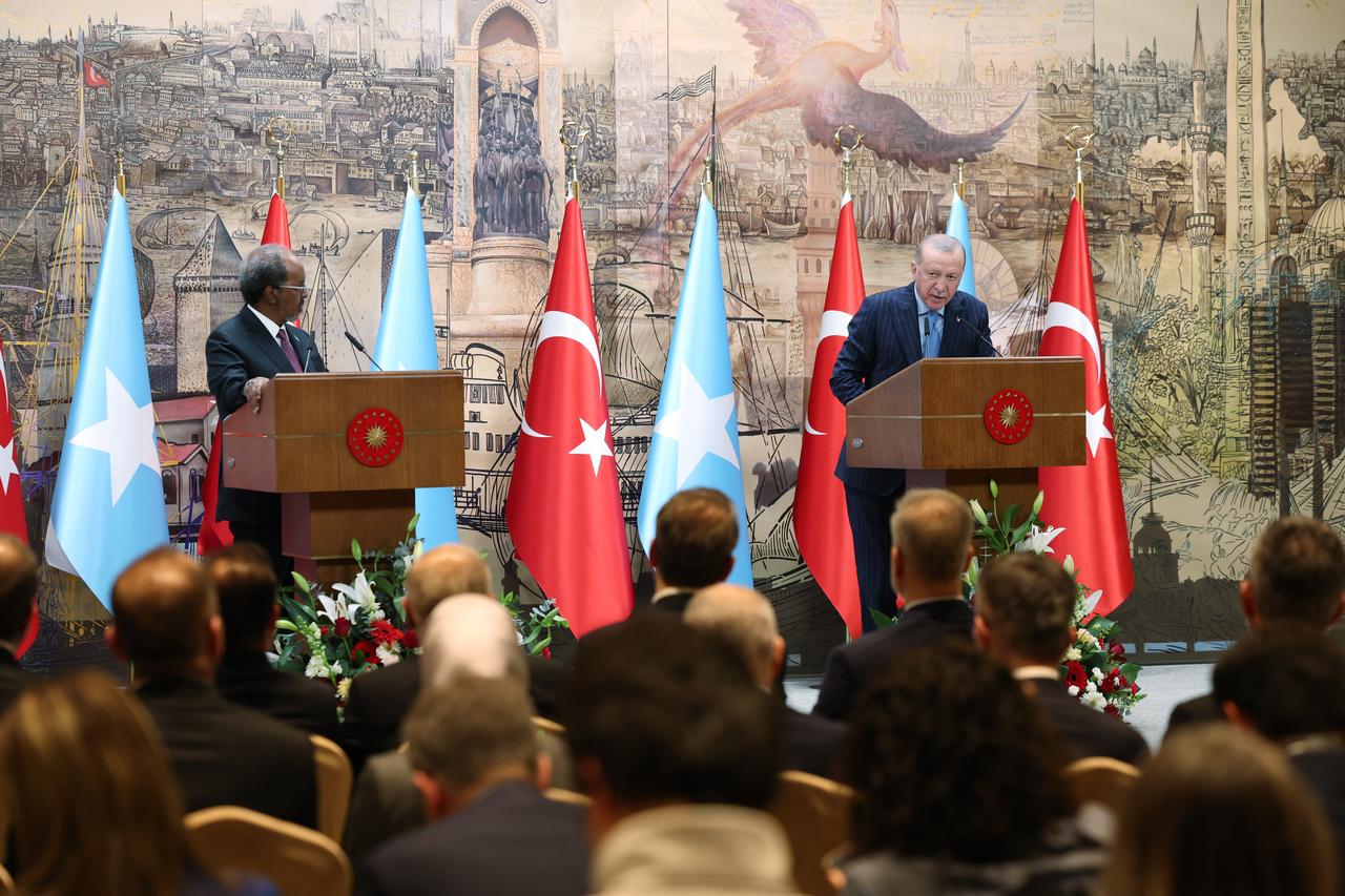 Turkish President Recep Tayyip Erdogan (R) and Somali President Hassan Sheikh Mohamud (L) hold a joint press conference following their meeting at Dolmabahce Presidential Office in Istanbul, Türkiye on Dec. 30, 2025. (Turkish Presidency / AA Photo)