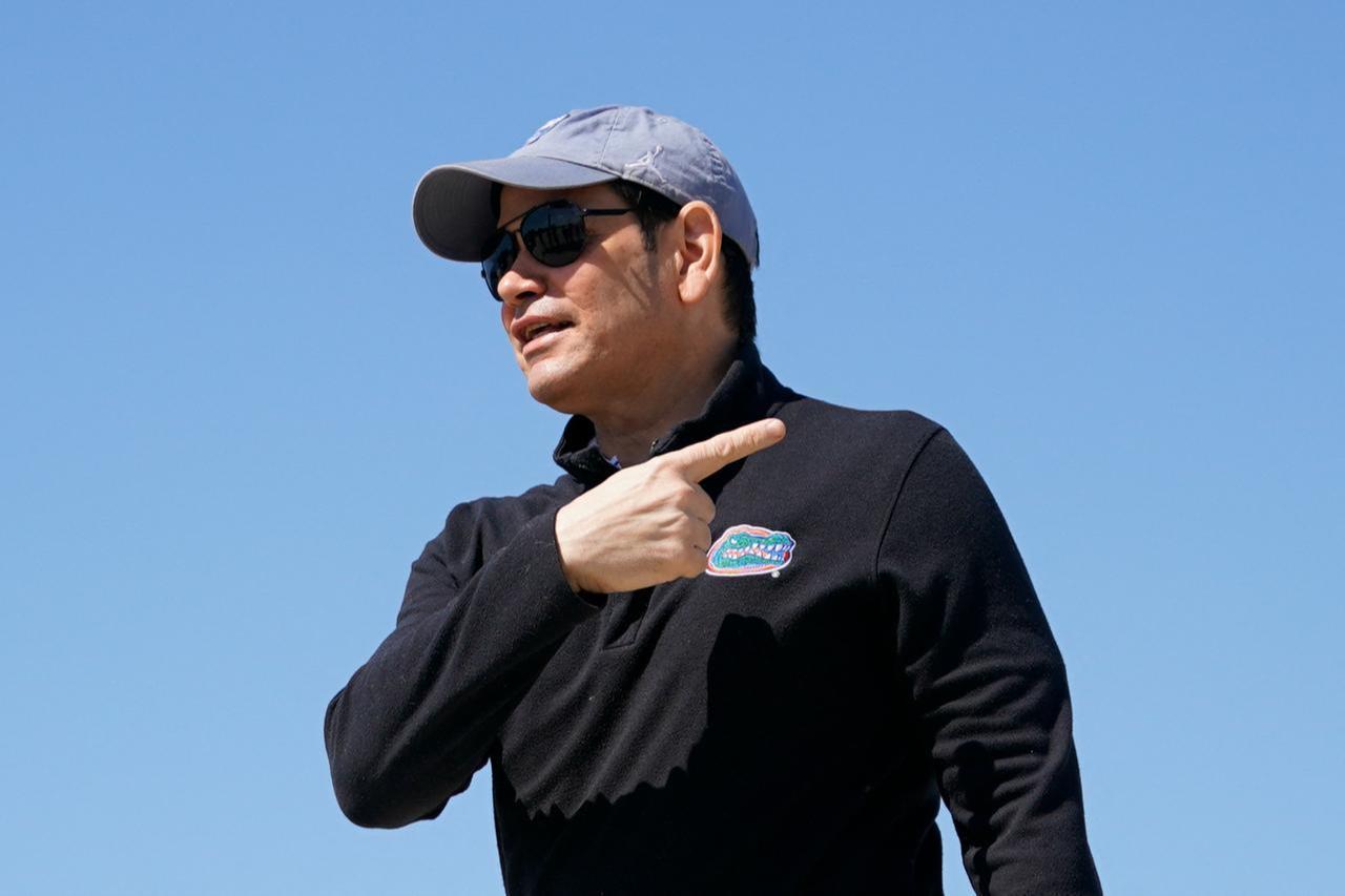 US Secretary of State Marco Rubio points while walking on the tarmac before departing for Israel at Joint Base Andrews, Maryland, Sept. 13, 2025. (AFP Photo)