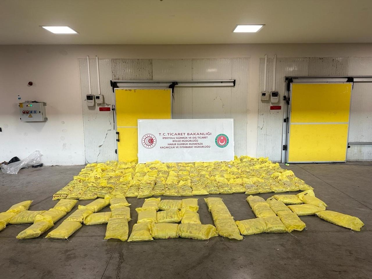A record-breaking 850 kilograms of heroin seized at the Habur Customs Gate, southeastern Türkiye, March 30, 2024. (IHA Photo)